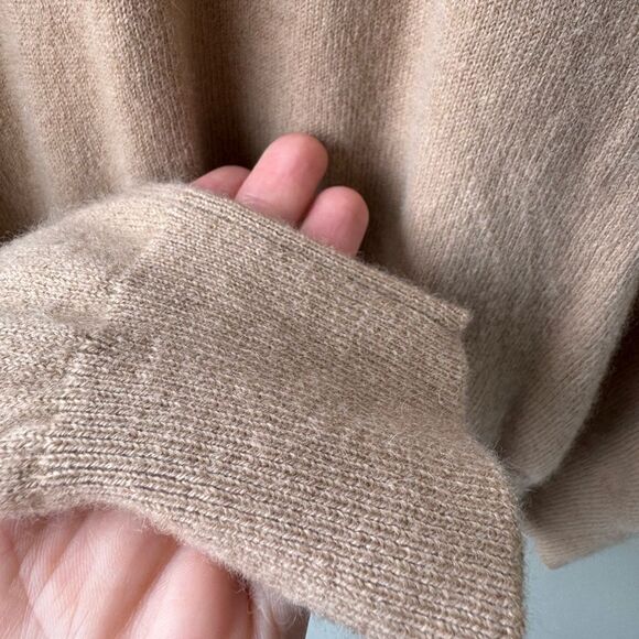 Neiman Marcus Men’s Cloud Solid V-Neck Cashmere Sweater Sz S Tan Beige Preppy - Picture 3 of 6